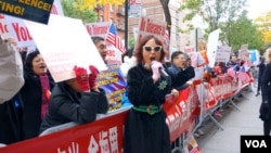 近百华人周五在美国广播电视门口示威,要求解雇脱口秀主持人坎摩尔。(美国之音方方拍摄)