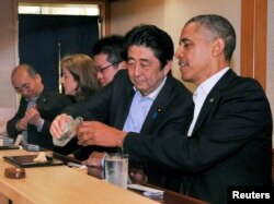 Thủ tướng Nhật Shinzo Abe (thứ hai từ phải sang) và Tổng thống Obama dùng bữa tối tại nhà hàng sushi Sukiyabashi ở Toyko, 23/4/2014