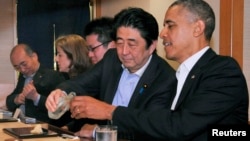 日本首相安倍晋三和美国总统奥巴马在东京一起共进晚餐(资料照片)。