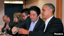 2014年4月奥巴马总统访问日本时和安倍首相蔼寿司店用餐,安倍给奥巴马倒酒(日本米酒)