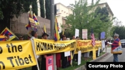 藏人示威者打出“给藏人人权”标语(照片由刘雅雅提供)