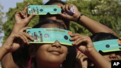 Trẻ em ở Ấn Độ dùng loại kính để xem thiên thực để xem sao Kim