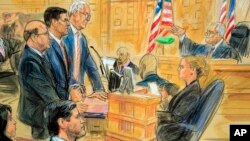 在华盛顿联邦法院,特朗普的前国家安全顾问迈克尔·弗林与律师聆听法官宣判。(2018年12月18日)