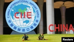 中国工人在上海会展中心为即将开幕的中国国际进口博览会做准备。(2018年10月28日)