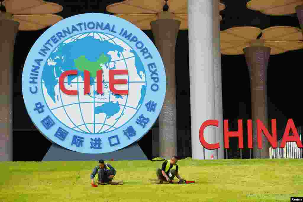 中国工人在上海会展中心为即将开幕的中国国际进口博览会做准备。(2018年10月28日)