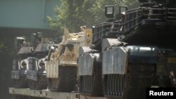 Tank-tank M1 Abrams dimuat di atas kendaraan pengangkut setelah Presiden AS Donald Trump mengatakan tank dan kendaraan militer lainnya akan ikut pawai Hari Kemerdekaan AS di Washington DC, 2 Juli 2019. (Foto: Leah Mills/ Reuters)