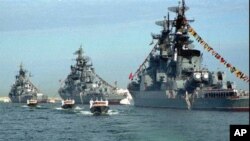 图为1996年7月28日俄罗斯展示自己的海上力量。自从前苏联解体后,俄罗斯海军由于缺乏经费而江河日下。-美联社资料照