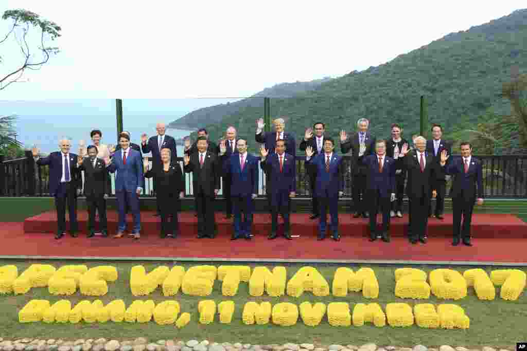 在越南中部城市岘港参加亚太经合组织(APEC)年度峰会的领导人合影。前排有加拿大总理特鲁多,中国国家主席习近平,越南国家主席陈大光,印度尼西亚总统佐科·维多多,日本首相安倍晋三,韩国总统文在寅。后排有香港特首林郑月娥,菲律宾总统杜特尔特,俄罗斯总统普京,美国总统川普,泰国总理巴育,新加坡总理李显龙,代表台湾出席亚太经合会的亲民党主席宋楚瑜(2017年11月12日)。