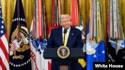 2025年8月7日,唐纳德·特朗普总统在东厅举行的国家紫心勋章纪念日仪式上发表讲话。