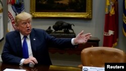 川普总统在白宫会晤参议院多数党领袖麦康奈尔和众议院议长瑞安,并摆出空椅子显示参议院少数党领袖舒默和众议院少数党领袖佩洛西缺席会议。(2017年11月28日)