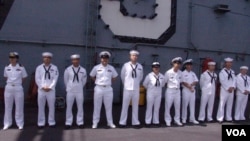 美国航空母舰“乔治·华盛顿号”上的华裔官兵。其中有人是以美国永久居民的身份参军,参军能加速归化为美国公民的进程,“乔治·华盛顿号”就曾举行过一些水兵的归化入籍仪式(2012年7月10日,美国之音丁力拍摄)。