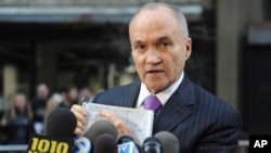 纽约的警察局长雷凯利妙的方式2013年4月26日在纽约采用素描的方式展示所发现的一架飞机起落架的部分残骸