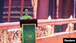 နိုင်ငံတော်အတိုင်ပင်ခံပုဂ္ဂိုလ်ဒေါ်အောင်ဆန်းစုကြည် မိန့်ခွန်းပြောကြားစဉ်