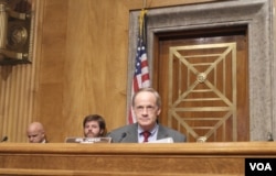 美国国会参议员卡尔珀主持听证(2013年11月19日)(美国之音 杨晨拍摄)