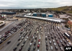 汽车在南加州圣伊西德罗过境点排队,准备从墨西哥的蒂华纳进入美国的圣迭戈(2019年4月4日资料照)