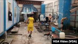 柬埔寨首都金边的高楼大厦很多都是中国的建筑公司承建,这些建筑工人大多住在由集装箱改装的集体宿舍里。