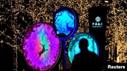 Trang trí Giáng sinh bên ngoài tòa tháp Trung tâm thương mại Thế giới ở Bắc Kinh, Trung Quốc, hôm 17/12. Tuy nhiên Giáng sinh bị cấm