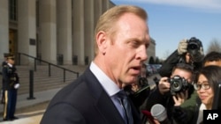 美国代理国防部长沙纳汉在五角大楼外接受媒体采访。(2019年1月28日)