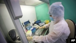 一名医务人员正在使用检测系统进行冠状病毒诊断。(2020年2月4日)