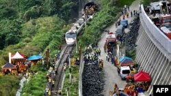 台湾救援人员对一列在台湾东部出轨的火车里的乘客展开救援。(2021年4月2日)