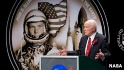 Ông John Glenn trở thành phi hành gia Mỹ đầu tiên bay trên quỹ đạo trái đất với phi thuyền Friendship 7.