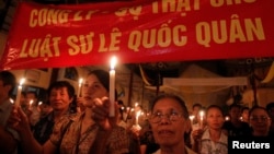 越南抗议者在河内一教堂为政治异议人士李作全举行烛光祈祷弥撒。(资料照片)