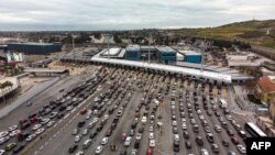 汽车在圣伊西德罗过境点排队,准备从墨西哥的蒂华纳进入美国的圣迭戈。(2019年4月4日)