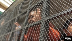 TNS Hong Sok Hour nói chuyện với nhà báo từ bên trong chiếc xe buýt của nhà tù. Ngày 25/11/ 2016. (Kann Vicheika/VOA Khmer)