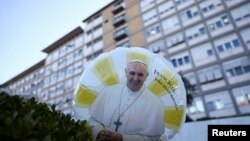 Sebuah balon dengan gambar Paus Fransiskus tampak dipajang di luar Rumah Sakit Gemelli, tempat Paus Fransiskus dirawat, di Roma, Italia.