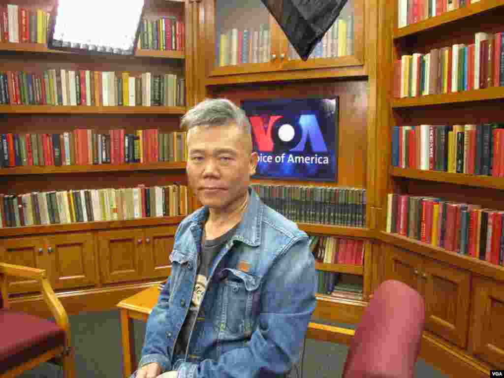 2012年11月9日,中国左派学者司马南在美国之音接受采访(美国之音王南拍摄)。 2016年8月16日,司马南告诉美国之音:“大家那么关心炎黄春秋的什么言论自由权问题,司马南的微博封了两个月也没人替我解禁,替我说句话,所以我现在的状态很不自由,我觉得很讽刺。人家说司马南是大五毛, 司马南替政府说话,我常常觉得很苦笑。梁文道咱们文化圈子里很有学问的人,红口白牙在视频节目中说司马南移民美国,我三天两头移民美国,美国移民局不烦透了?”