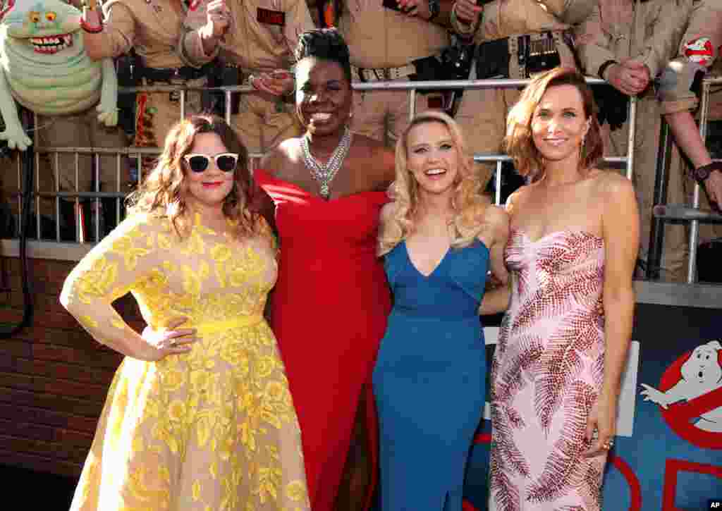 演员梅丽莎·麦卡西(Melissa McCarthy)和演员Leslie Jones, Kate McKinnon 和 Kristen Wiig在洛杉矶的TCL中国剧院参加女版《捉鬼敢死队》( Ghostbusters ,台湾影名《魔鬼剋星》)首映式 (2016年7月9日)