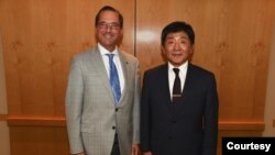 美国卫生及公共服务部部长阿扎尔(Alex Azar)(左)2018年在华盛顿会晤到访的台湾卫生福利部部长陈时中。(图片取自Alex Azar 推特)