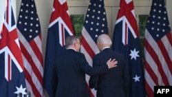 美国总统拜登(Joe Biden,右)2023年10月25日与到访的澳大利亚总理安东尼·阿尔巴尼斯(Anthony Albanese)在白宫举行联合记者会。(法新社)