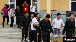 Những nhân viên cảnh sát được người dân thả ra sau một khoảng thời gian bị câu lưu liên quan tới tranh chấp đất đai ở xã Đồng Tâm, huyện Mỹ Đức, Hà Nội, ngày 22 tháng 4, 2017.