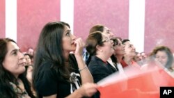 2017年4月16日,土耳其反对党共和人民党在德国柏林组织人们观看土耳其公投结果实况转播。