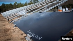 美国佛罗里达州埃格林空军基地开始安装太阳能电池板(2017年1月18日)