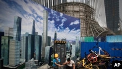 北京一个建设工地的工人(美联社2018年6月26日)