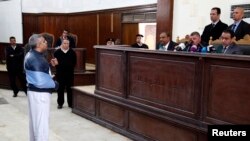 复审之前,半岛电视台记者穆罕默德·法赫米在法官面前陈述自己的观点(资料照片)。