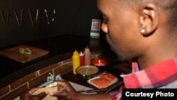 Đầu bếp Khumalo làm việc tại nhà hàng sushi The Blackanese. (Ảnh: Darren Taylor)