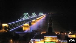 鸭绿江中国一侧灯火通明,对岸一团漆黑(美国之音张楠拍摄)