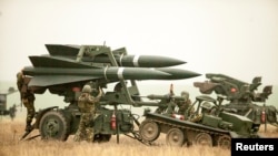 资料照:罗马尼亚陆军士兵在与美国陆军举行的联合军事演习中部署了鹰式地对空导弹发射台。该款防空导弹系统虽然老旧,但仍有助于乌克兰抵御俄罗斯侵略。