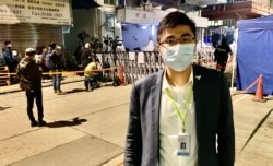 民主党油尖旺区议员李伟峰表示,港府1月26日晚在油麻地实施突袭式封区禁足强检,吓怕部份居民,令他们不敢回家,他质疑封区强检作用不大。 (美国之音/汤惠芸)