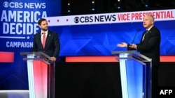 TOPSHOT - Senator Amerika dan cawapres Partai Republik J.D. Vance (kiri) dan Gubernur Minnesota dan cawapres Partai Demokrat Tim Walz dalam debat Wakil Presiden yang diselenggarakan oleh CBS News di CBS Broadcast Center di New York City, 1 Oktober 2024. (ANGELA WEISS/AFP)