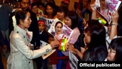 နိုင်ငံတော်အတိုင်ပင်ခံပုဂ္ဂိုလ် ဒေါ်အောင်ဆန်းစုကြည် ကနေဒါနိုင်ငံ၊ Toronto မြို့ကို ရောက်ရှိစဉ် ဒေသခံမြန်မာများက ကြိုဆို (MOFA)