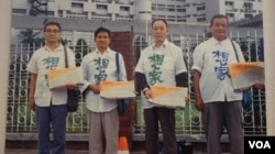 1980年代台北街头盼回大陆探亲的老兵 (陆委会资料照片)