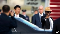 2015年9月24日,美国副总统拜登在华盛顿安德鲁空军基地迎接来访的中国国家主席习近平访美。(资料照片)