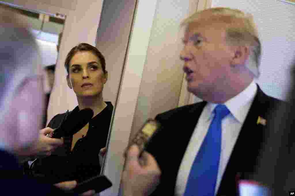 在菲律宾马尼拉的国际机场,美国总统川普在总统专机空军一号上对记者讲话,白宫通讯联络办公室主任霍普·希克斯在旁边(2017年11月14日)。白宫办公厅主任约翰·凯利在宣布希克斯辞职时发表声明,赞扬她是一位值得信赖的顾问,在领导传播总统的施政议程包括通过历史性的税改法方面做出了出色的工作。凯利说,希克斯杰出地为国效力,“说人们会想她的,不足以形容她的贡献。”  