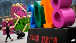 北京一位购物男士(资料照)