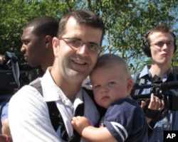 华盛顿居民斯格特带着儿子来参观