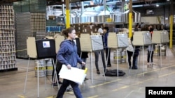 2018年11月6日,在伊利诺伊州芝加哥市“半英亩”啤酒厂,选民们在中期选举中投票。